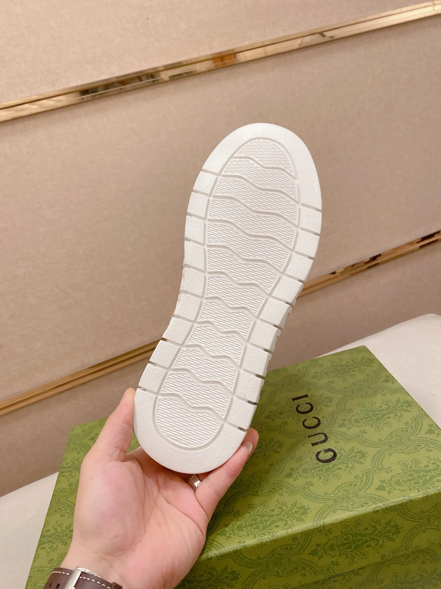 Factory price: 400💰 (GUCCI) The latest model from the official website 🎁🎁Casual and fashionable men's shoes👟, hot style💥The version is simple and elegant, exclusive for trendy men. Unique latest brand elements from the official website👑Original decoration, fashionable and generous, the fabric is original cowhide ✅Sheepskin lining, the official website specifies wear-resistant casual outsole, the classic model is taken in kind at the counter🎬38-44 (45 is not returned or exchanged when customized)